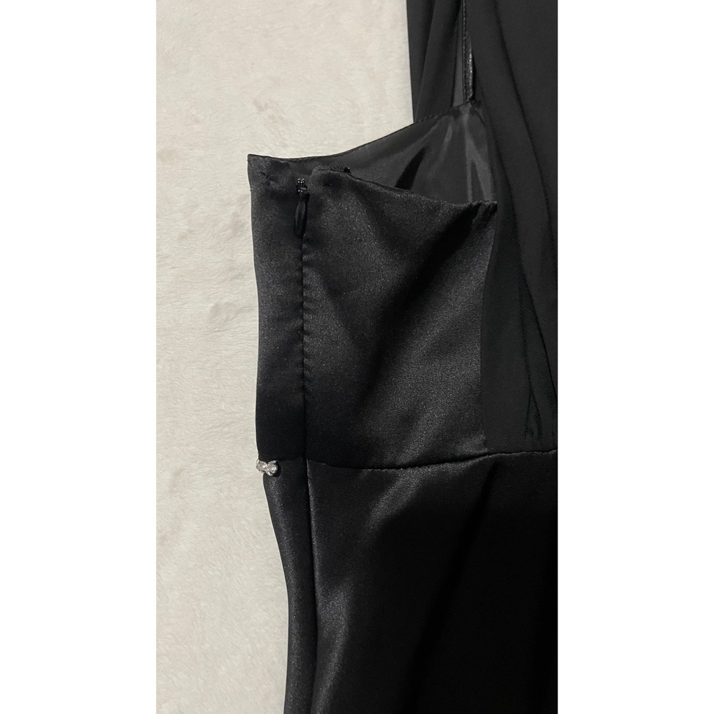 Elegant Black Sleeveless Dress - Picture 7 of 9